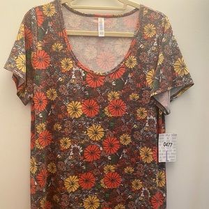 🍁LuLaRoe NWT Daisy Classic T  (L)